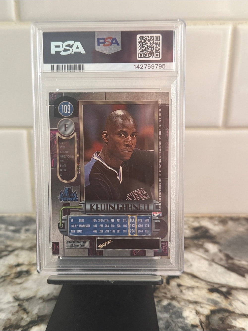 Kevin Garnett 1997 Metal Universe #109 PSA NM-MT 8 - Picture 2 of 2